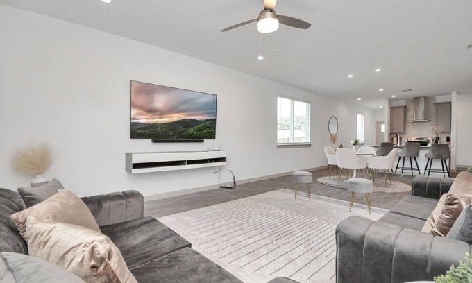 Southeast Houston Casa | Cozy and Spacious 4-bedroom retreat near Medical Center and Downtown Houston.