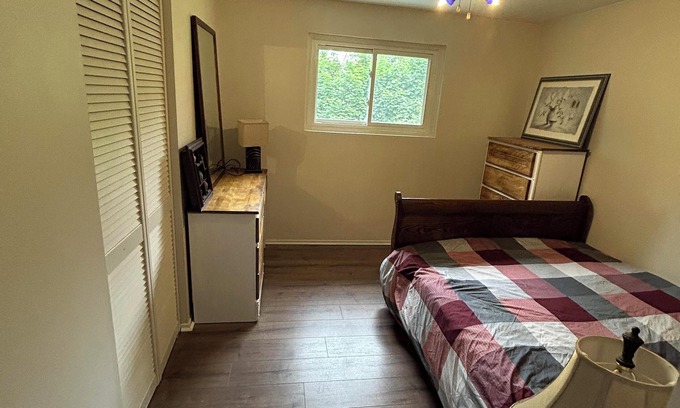 Barrie Casa | Cozy and Spacious 4 bedrooms, 1.5 bathroom, private yard for the whole family.