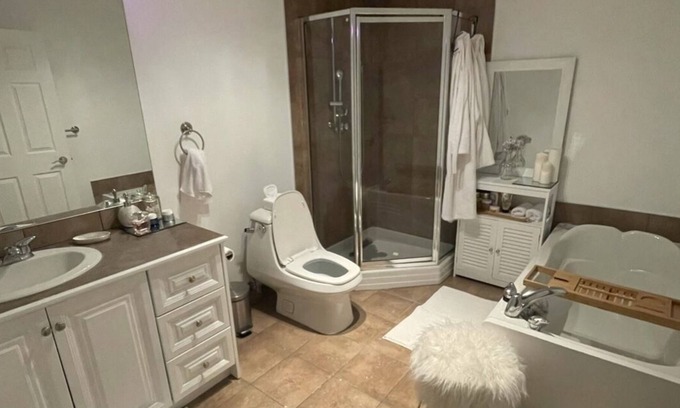 Cote-Saint-Paul Condominio | Cozy and spacious