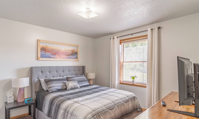 Jefferson City Apartamento | Cozy Apartment+ 6 Min to State Capitol + Private Driveway