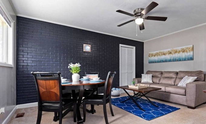 Fayetteville Condominio | Cozy apartment close to everything!
