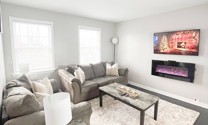 Kamm's Corners Apartamento | Cozy apartment conveniently located 7 Min away from Cleveland Hopkins Airport!