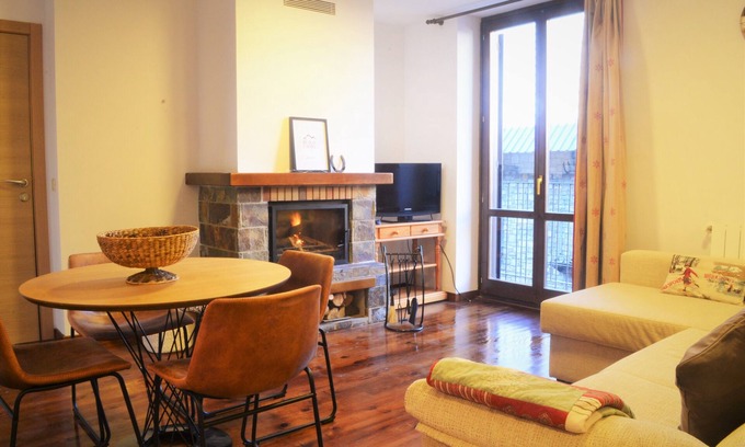 Esterri D'Aneu Apartamento | Apartamento acogedor con una gran chimenea