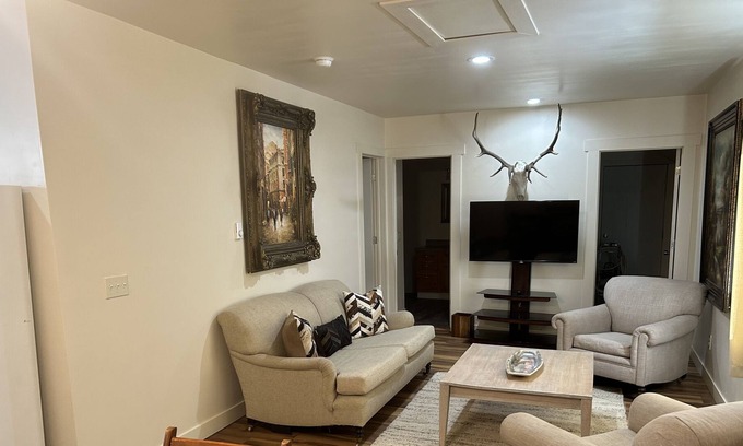 Rifle Apartamento | Cozy apartment hunters and traveling professionals welcome!