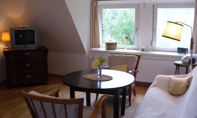 Poppenbull Apartamento | acogedor apartamento en una casa con techo de paja en un idilio rural