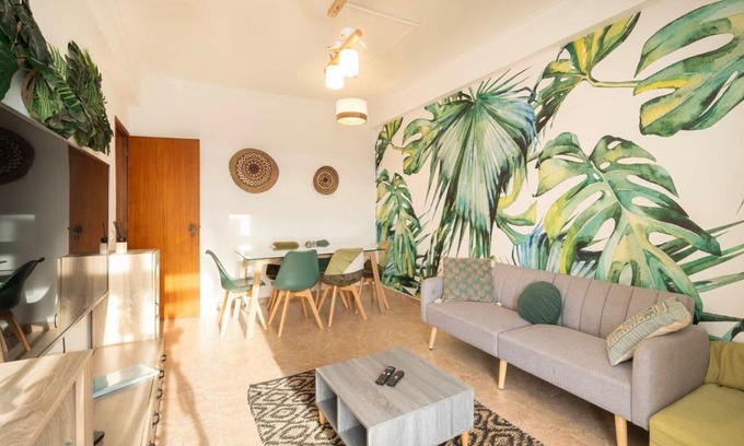 Cacilhas Apartamento | Cozy Apartment in central Almada w Swing Chairs