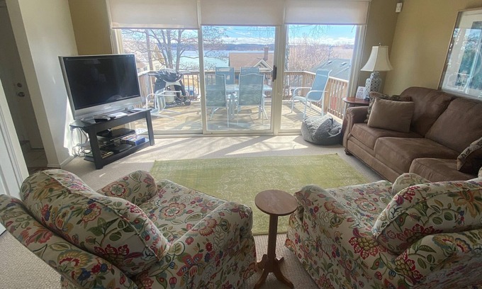 Suttons Bay Apartamento | Pequeño Beagle Legal-Nivel superior en Suttons Bay-Al otro lado de la bahía en el pueblo