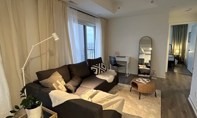 Brookhaven - Amesbury Condominio | Cozy apartment in mid-town Toronto with parking. Pet friendly!