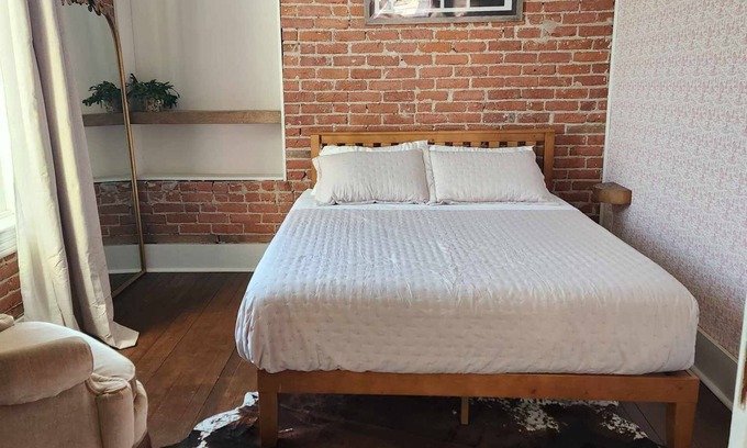 Galesville Apartamento | Cozy apartment just off the square in historic downtown Galesville.