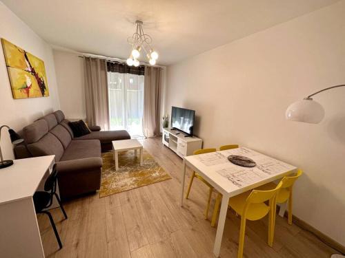 Fabryczna Apartamento | Cozy apartment near Magnolia - Private Parking