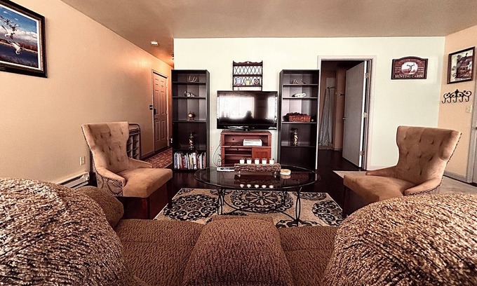 Colville Apartamento | Cozy apartment nestled in the hills of Kettle Falls overlooking Lake Roosevelt.