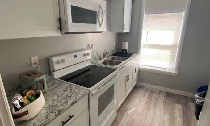 Albert Lea Apartamento | Cozy apartment next to Fountain lake, hospital and downtown restaurants.
