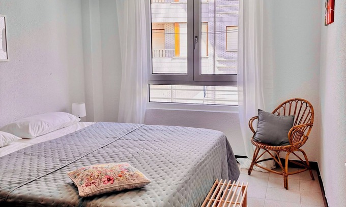 Ajo Apartamento | Coqueto apartamento en la costa. Piscina y pista de tenis. Ideal para parejas.