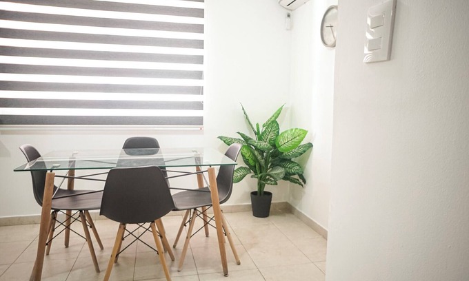 León Apartamento | Cozy Apartment Poliforum AC