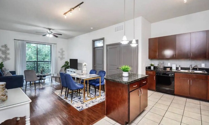 Greenway Plaza-Upper Kirby Apartamento | Cozy Apartment w/ King👑 Bed + Fast WiFi + Pets🐶🐈