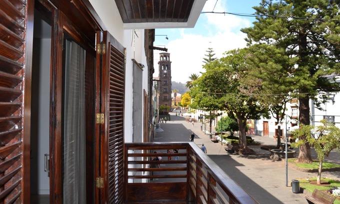 Centro histórico Condominio | Acogedor piso con balcón hacia la Plaza de la Concepción, ideal para familias.