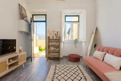Carcavelos Apartamento | Cozy Apartment with Patio near Carcavelos Beach