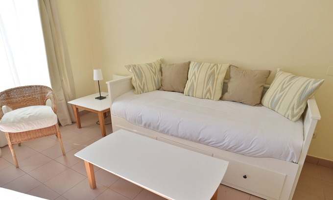 Castrillon Apartamento | Acogedor apartamento con terraza cercano al aeropuerto y a la playa