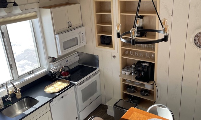 West Dover Apartamento | Cozy apt 1 mile from Mt. Snow. New remodel, monthly rental - utilities included!