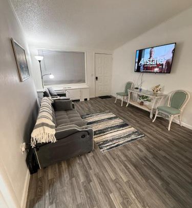 Golden Glades - The Woods Apartamento | Cozy Apt min to Mayo Beaches Free Wi-Fi Coffee Tea