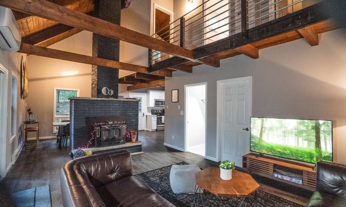 East Stroudsburg Cabina | Cozy Arctic Getaway w/ Hot Tub near Bushkill Falls