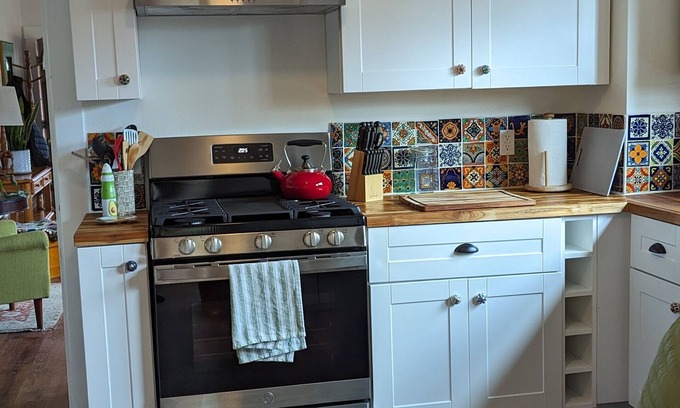 Woodland Cabaña | Cozy artsy home near downtown for family's and pets