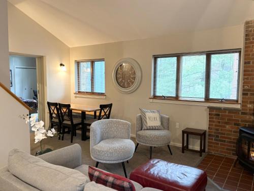 Bartlett Casa | COZY ATTITASH GETAWAY - Walk to lifts, Pool, Hot tub, Game room, Storyland