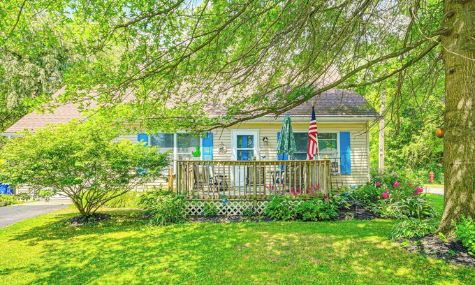 Auburn Cabaña | Cozy Auburn Retreat w/ Hot Tub - Walk to Lake
