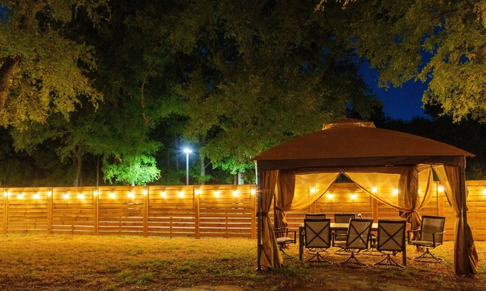 Rosewood Casa | Cozy Austin Escape – King + 3 Queens Family/Group