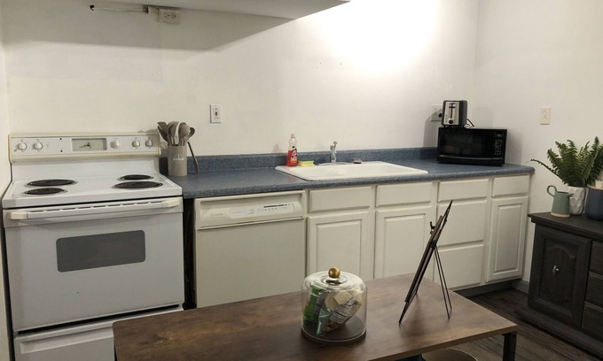 Baldwin City Apartamento | Cozy Baldwin City apartment. Private entrance, amenities provided, pet friendly!