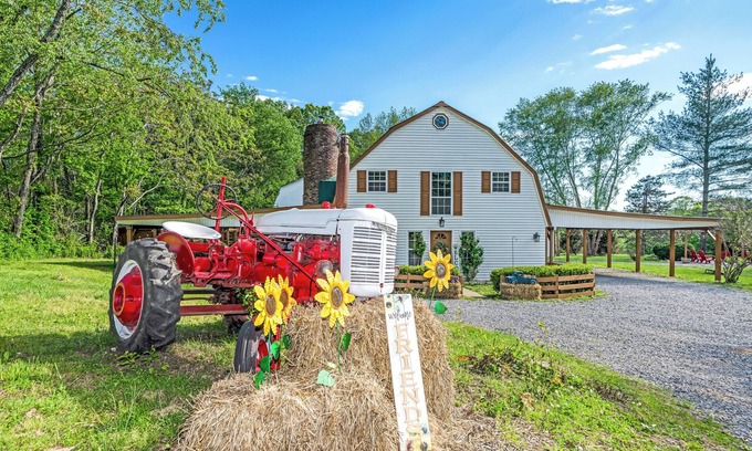 Joelton Casa | Cozy barn-house retreat w/hot tub 20 minutes to Nashville