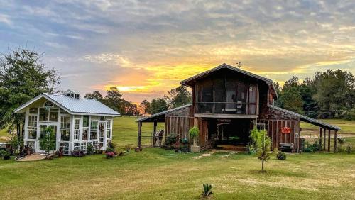 Georgia Coast Casa | Cozy Barn Stay: A Perfect Retreat for Animal Lovers in Danville, Georgia