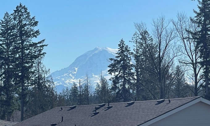 South Hill Casa | Cozy Basement - in charming Puyallup