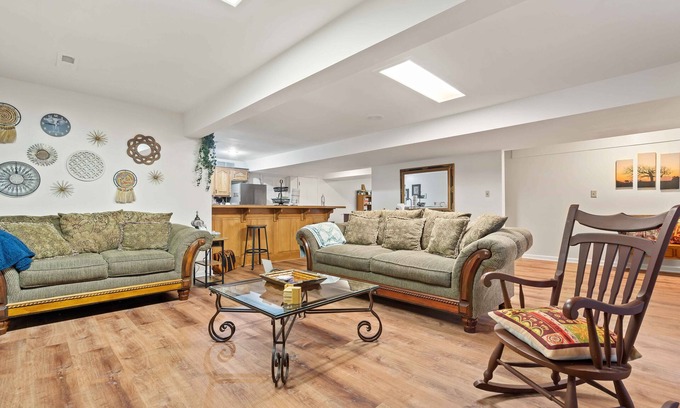 Blue Springs Apartamento | Cozy basement lodge in quiet neighborhood. Close to stadiums, lakes, etc.