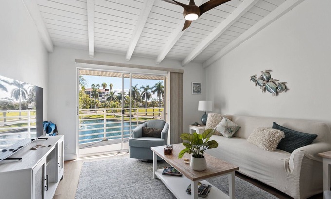 Isla del Sol Condominio | Cozy Beach Bliss | Stylish & Inviting