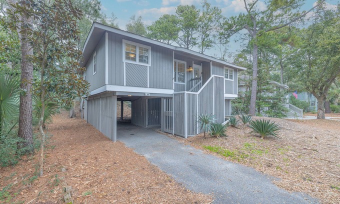 Twin Oaks Casa | Cozy Beach Cottage Located in Wild Dunes! Large Screened Porch!