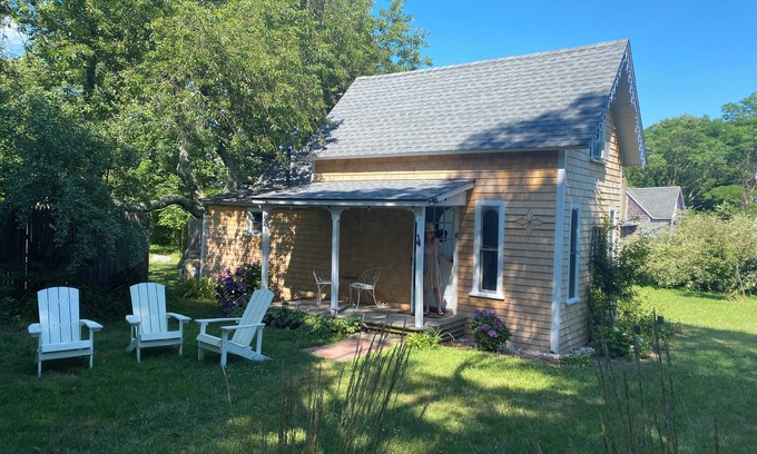 Oak Bluffs Cabaña | Cozy Beach Cottage