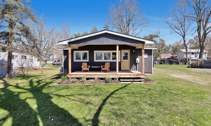 Long Point Cabaña | Cozy Beach Cottage with Sauna & Spacious Backyard just 5mins from the Beach