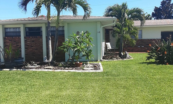 Golden Beach Estates Casa | Cozy beach home within walking distance to the beach