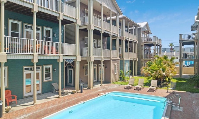 Crescent Beach Casa | Cozy Beach House (4 min walk) w/Pool + Fast WiFi