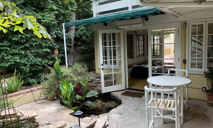 Diamond Crestview Apartamento | Cozy Beach House, Quiet, Private Garden, Blocks to Sand, Town