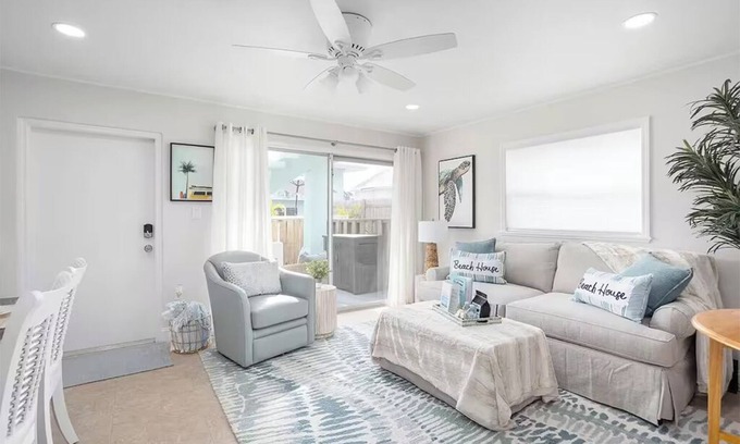 Port Canaveral Condominio | Cozy Beach House 2 minute walk tothe beach in Cape Canaveral