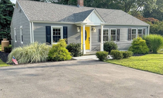 Niantic Casa | Cozy beach retreat in Niantic's Black Point Beach