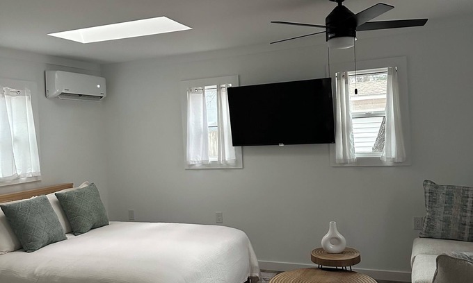 Yaupon Beach Apartamento | Cozy beach studio within walking distance to the beach.