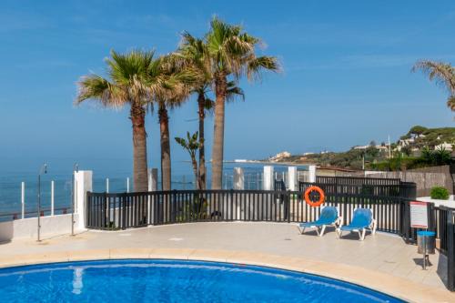 Calahonda Apartamento | Cozy beachfront 2BR with Terrace, Pool and Garage