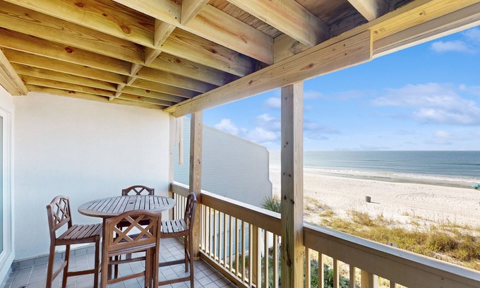 Sunnyside Casa | Cozy beachfront home with private deck and beach access