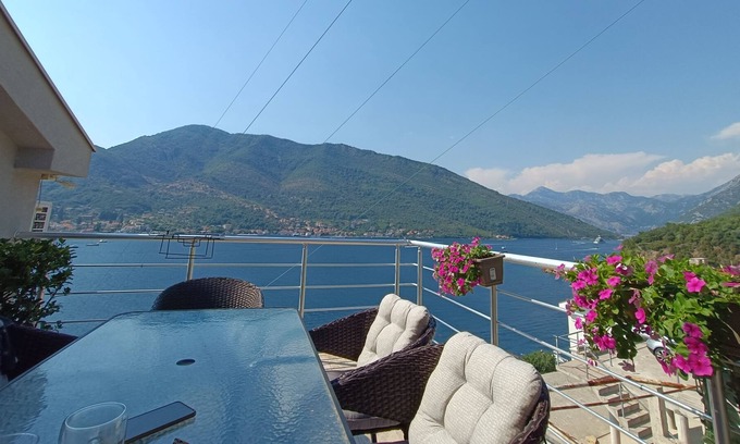 Lepetane Apartamento | Cozy beachfront apartment with amazing views and beautiful scenery!