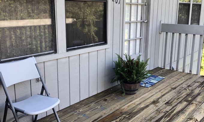 Florida Ridge Condominio | Cozy Beachside town getaway with quiet preserve views.