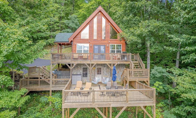 Waynesville Cabina | Cozy Bear Cabin 3 BD 3 BA Private Cabin VIEWS, Expansive Decking, Pool Table