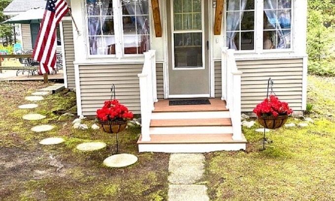 Ponshewaing Cabaña | Cozy Bear Cottage with adorable Lake and Bear décor, 25 mi S. of Mackinaw City